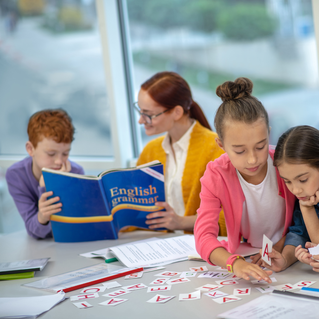 Anak-anak belajar bahasa Inggris